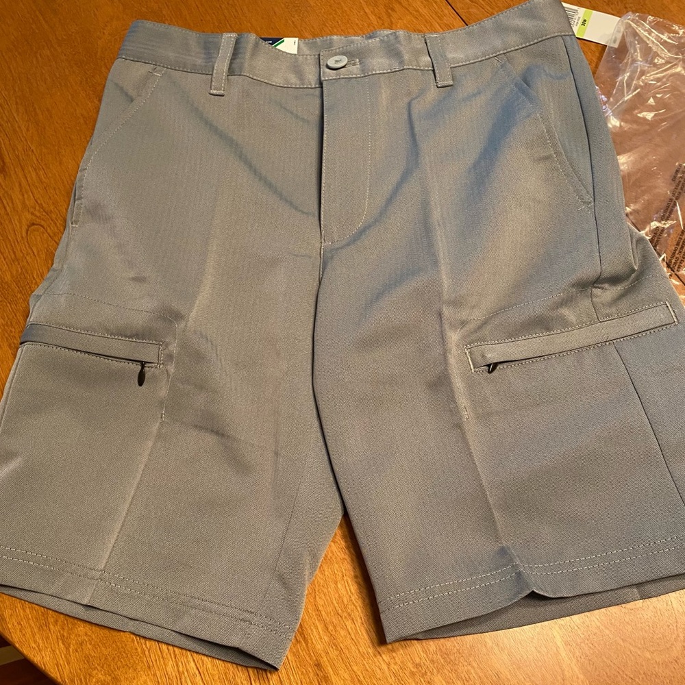 IZOD Golf Cargo Shorts Men 30 Gray Straight Fit Sun Control Moisture Wicking NWT